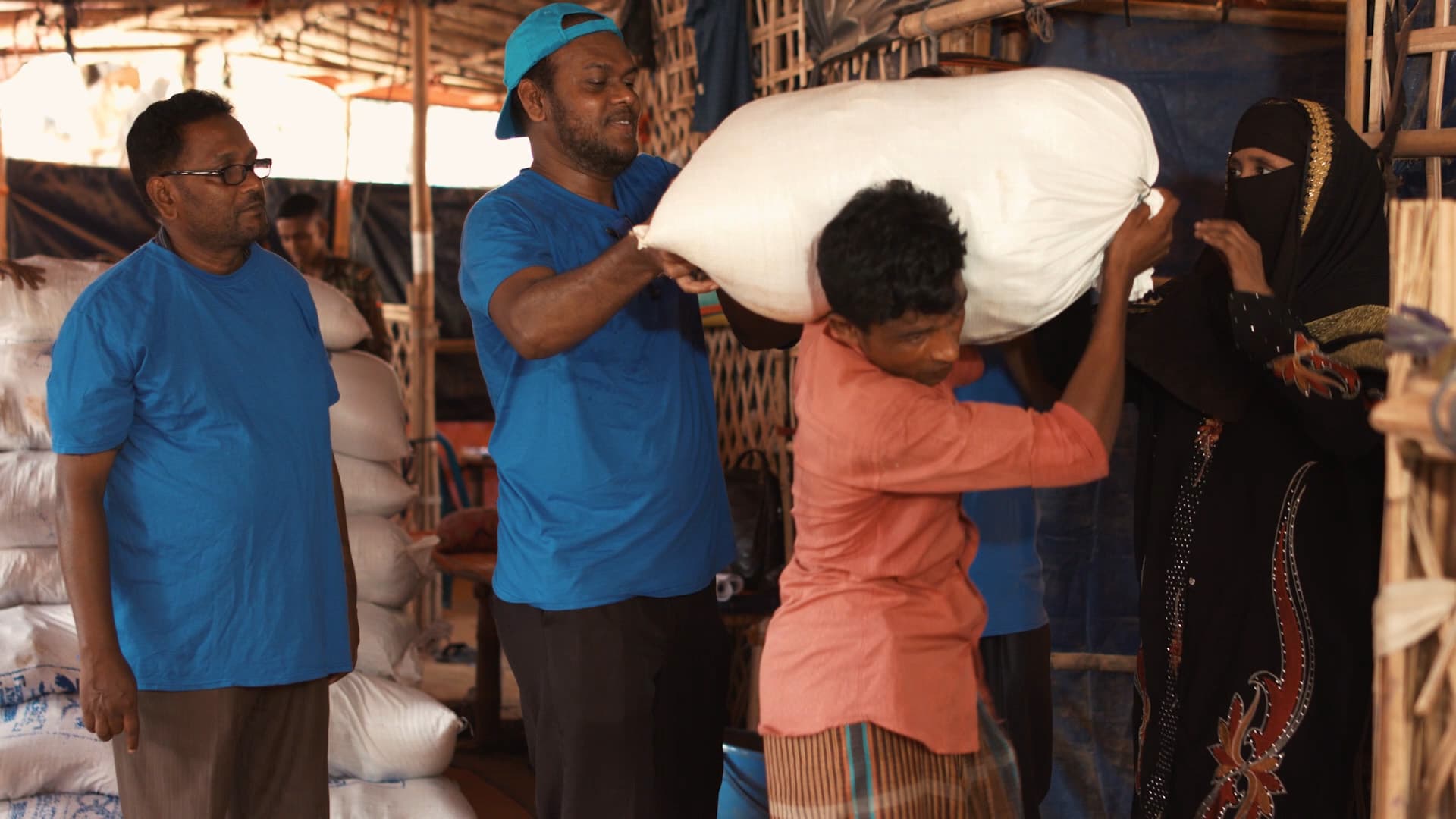 Muntada Aid volunteers handing out sacks of aid